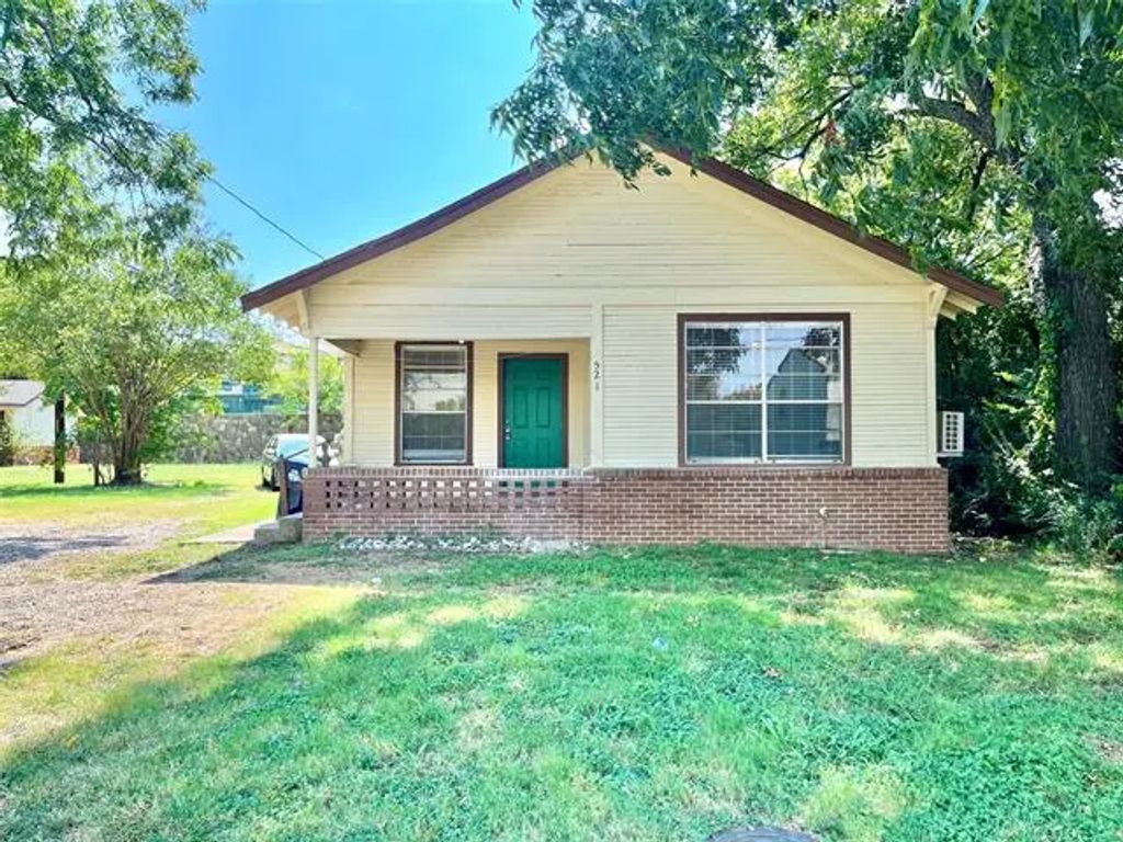521 W Collins Street, Denton