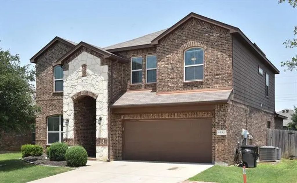 1077 Meadow Scape Drive, Fort Worth