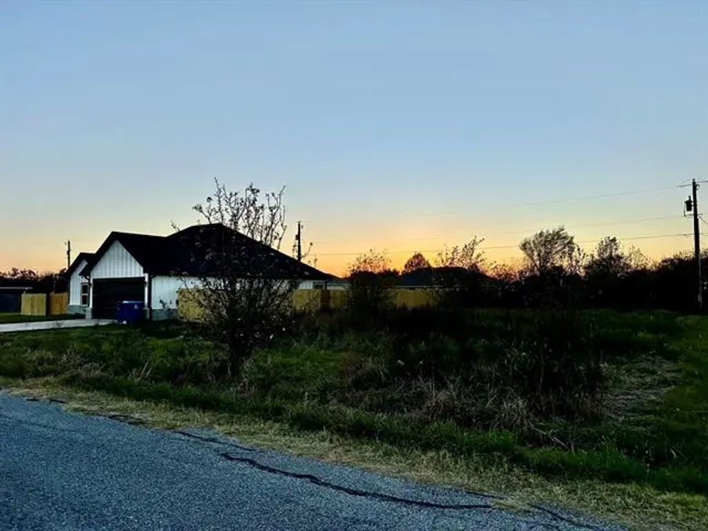 X Anchor Lane, Gun Barrel City