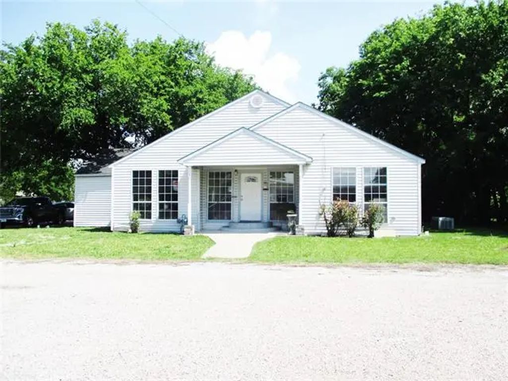 103 E Denison Avenue, Bonham