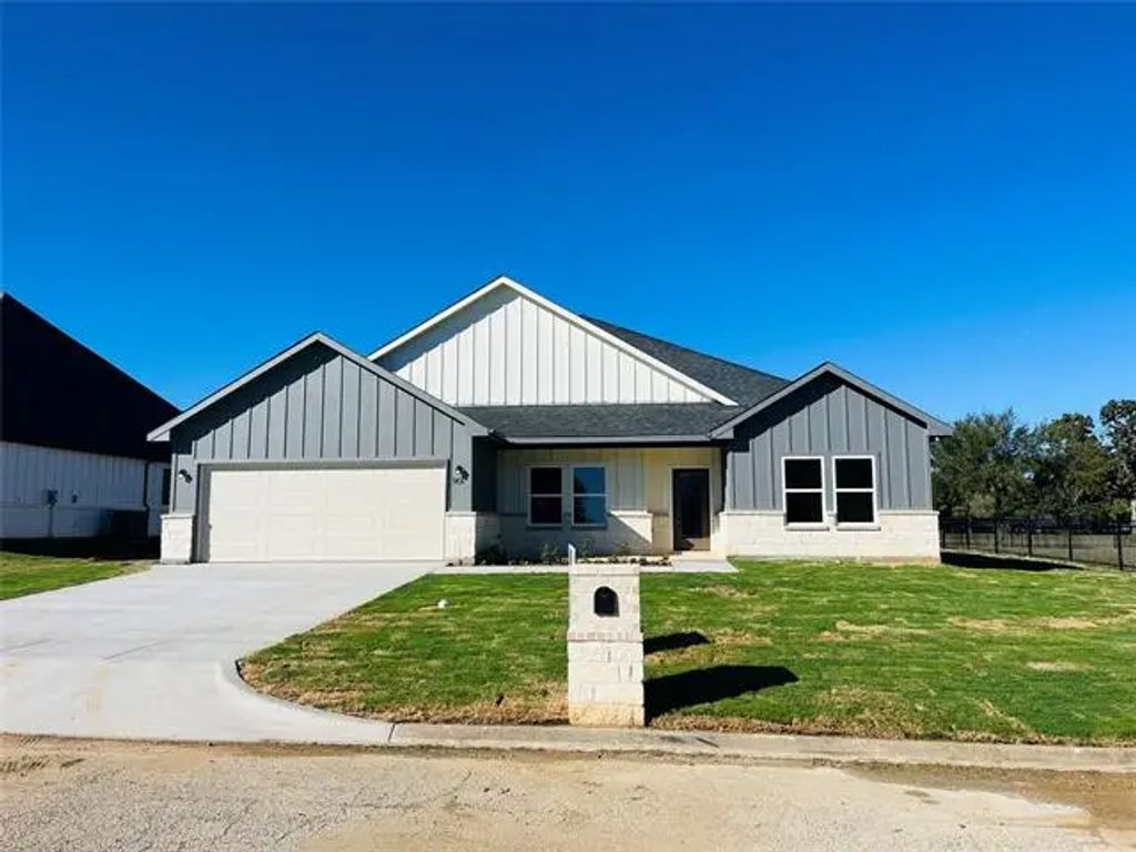 901 Holiday Hills, Mineral Wells