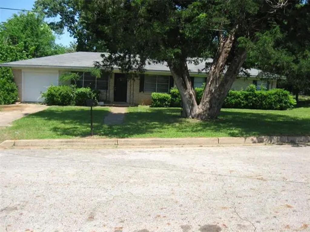 112 Cedar Heights Drive, Palestine