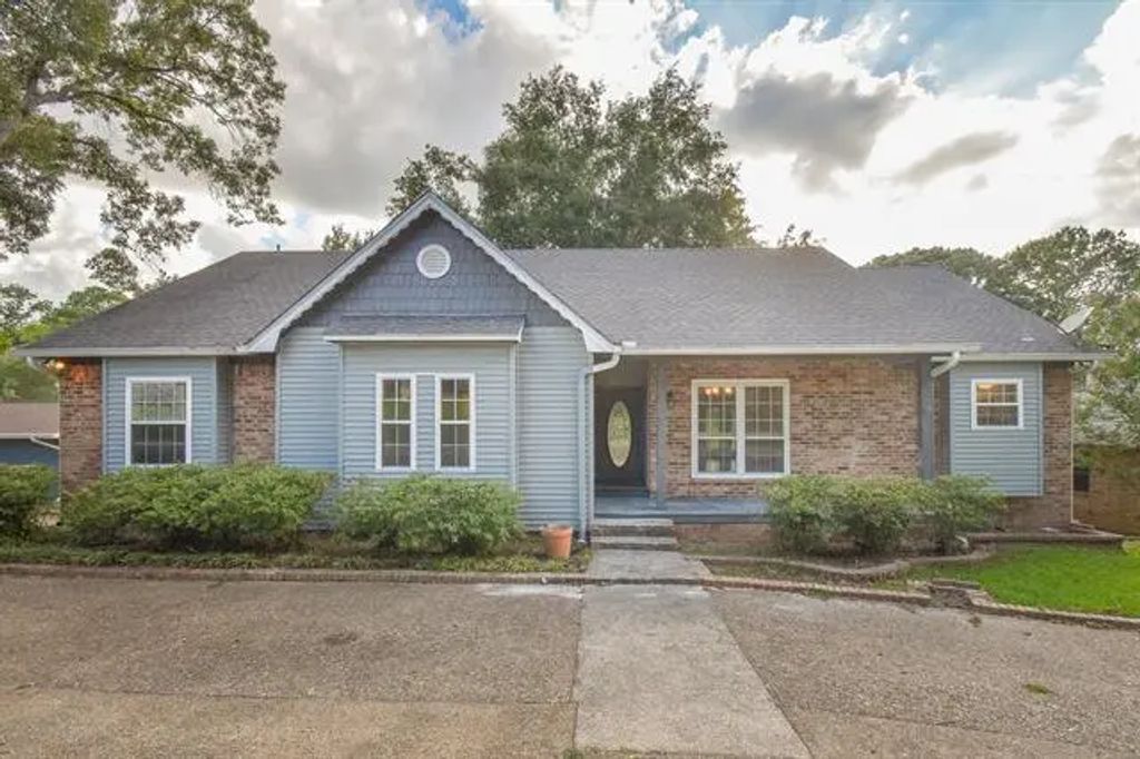 104 Williamsburg Lane, Bullard