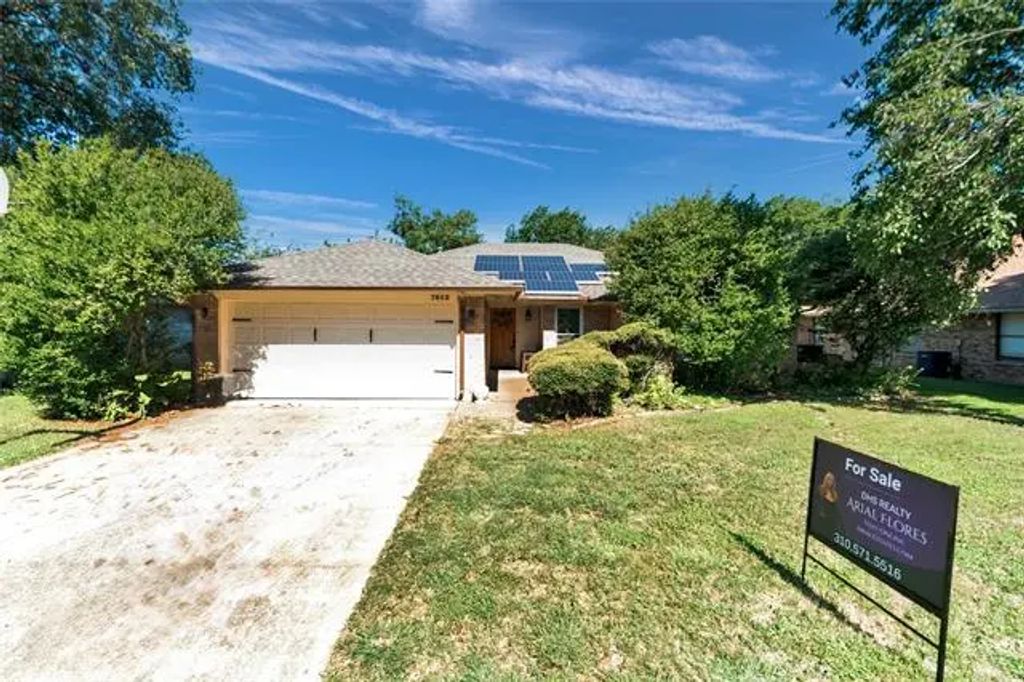 7612 Creekmoore Drive, Fort Worth