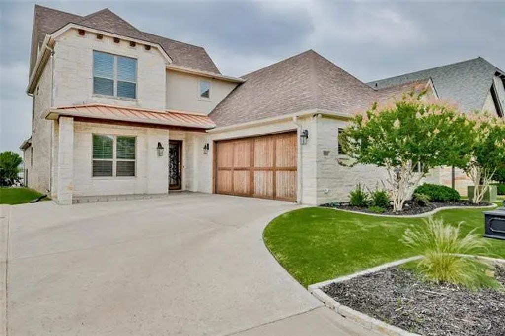 908 Waterpoint Court E, Granbury