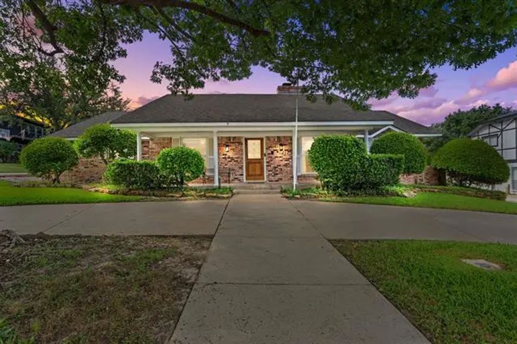 7725 Westwind Drive, Fort Worth