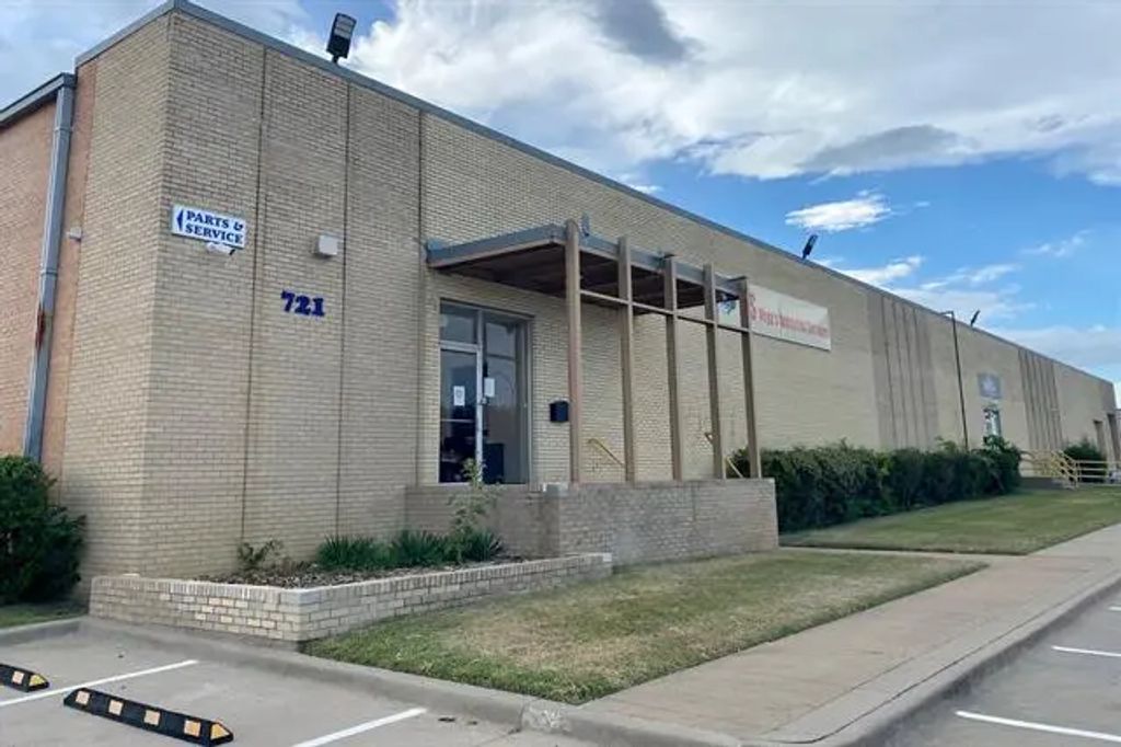 701 N Great Southwest Parkway 100, Arlington