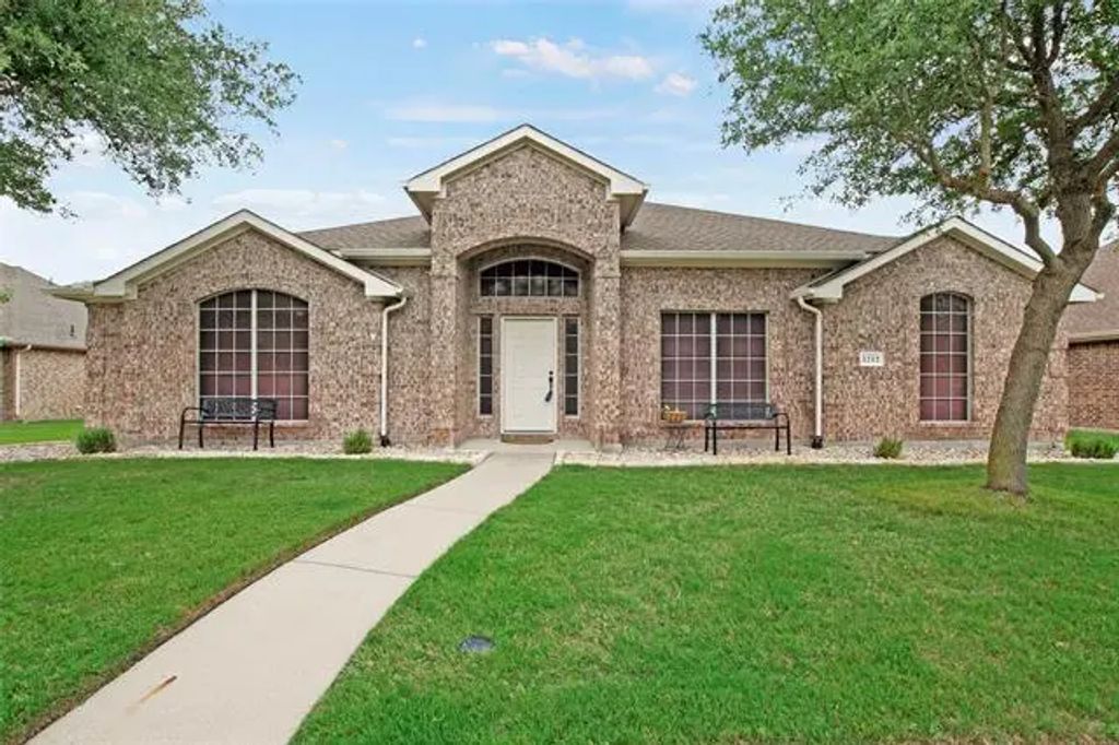 1212 Live Oak Street, Royse City