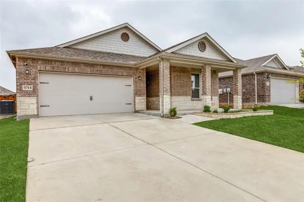 8744 Sleepy Daisy Drive, Fort Worth
