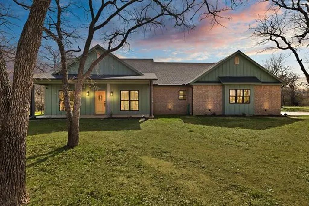 230 Silver Lakes Drive, Sunset