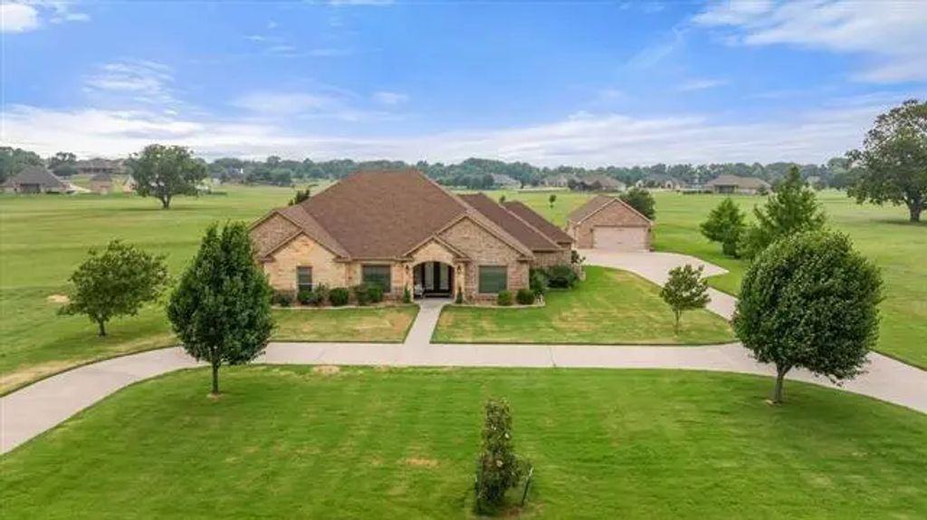 1313 E Scandinavian Court, Granbury