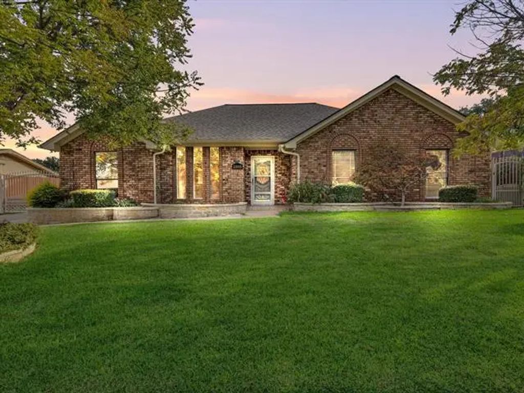 2305 Ridgewood, Bedford