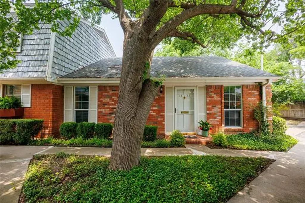 1077 Roaring Springs Road, Fort Worth