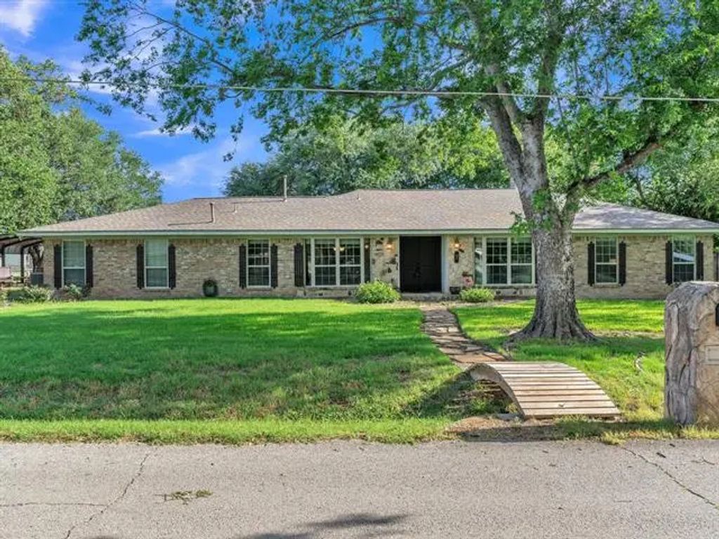 7 Hickory Street, Hickory Creek