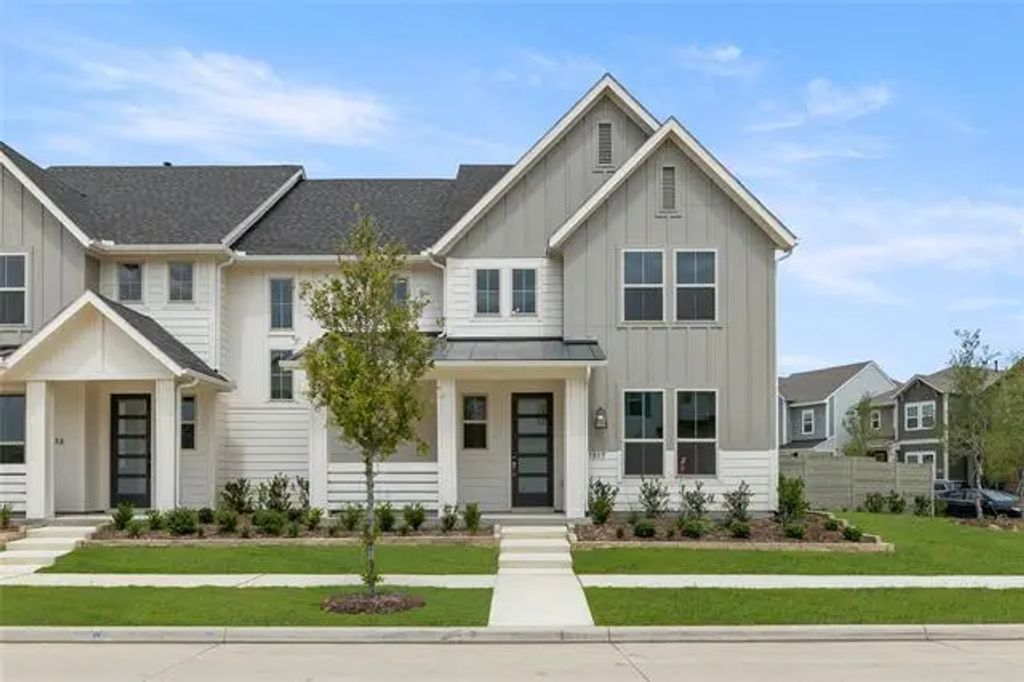 1517 Roundup, Argyle
