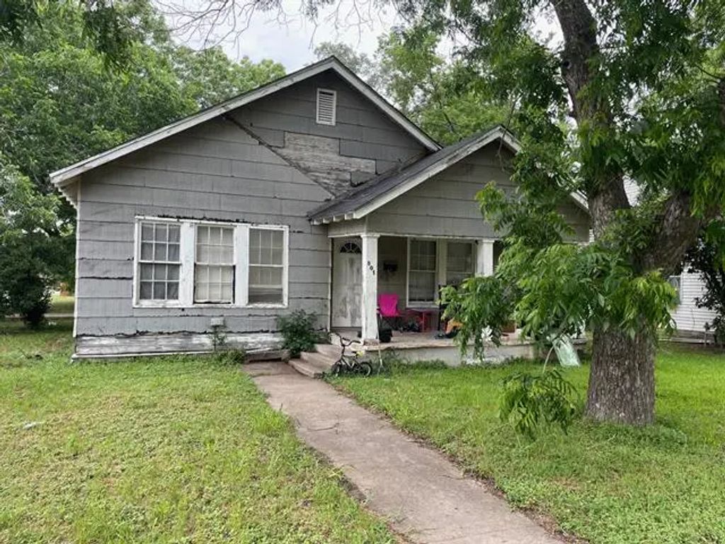 801 E Limestone Avenue, Mart