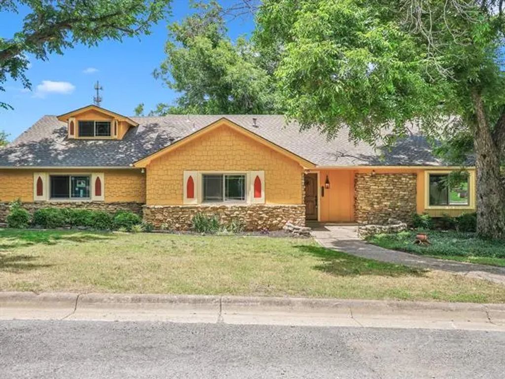 5217 Blue Valley Court, Fort Worth