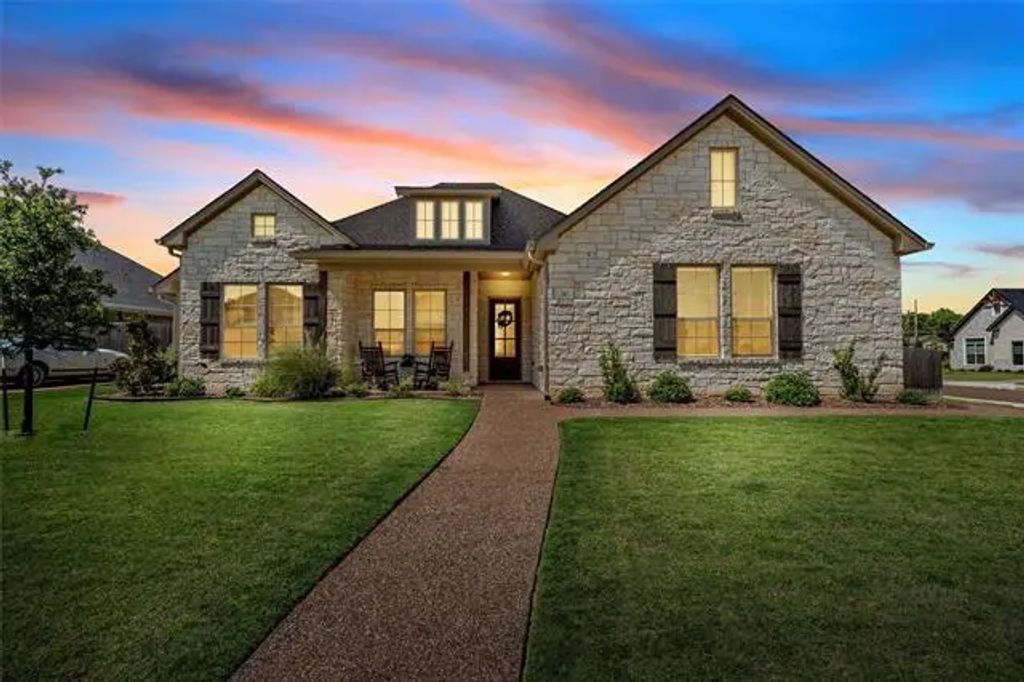 740 Whirlaway Road, Hewitt