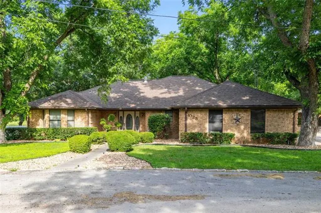 1025 S Lamar Street, De Leon