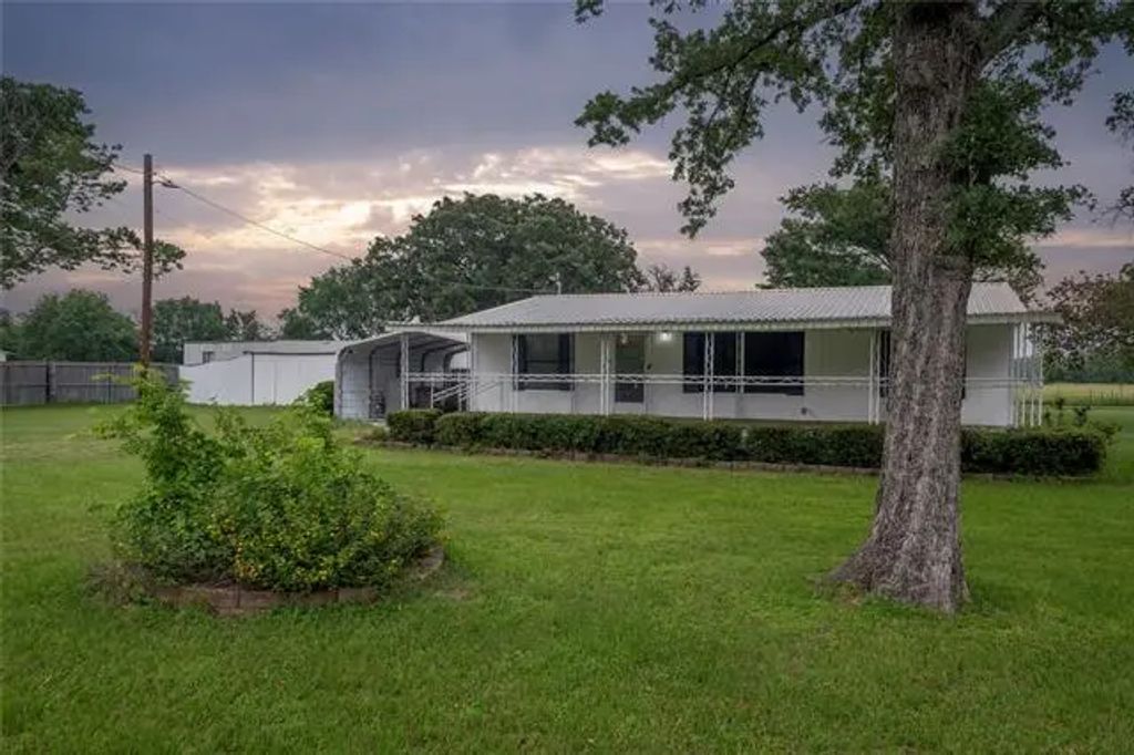 1522 Woods West, Kemp