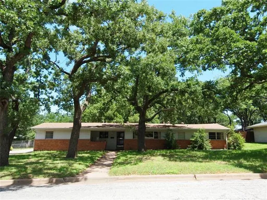 1431 Brazos Street, Graham