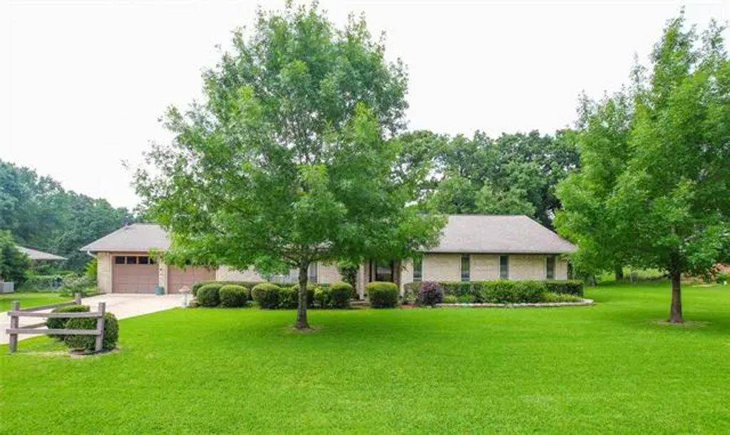 107 Clover Drive, Gun Barrel City