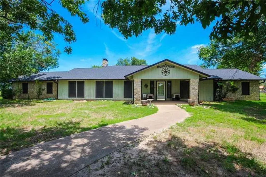 923 County Road 2650, Mineola