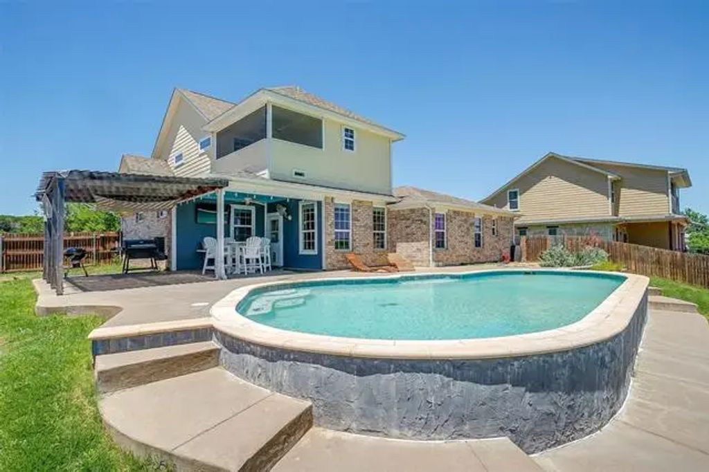 106 Camelot Street, Glen Rose
