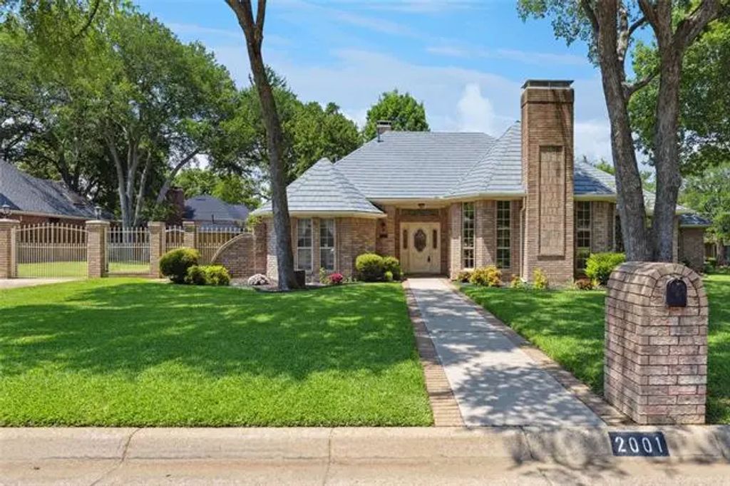 2001 Thames Drive, Arlington