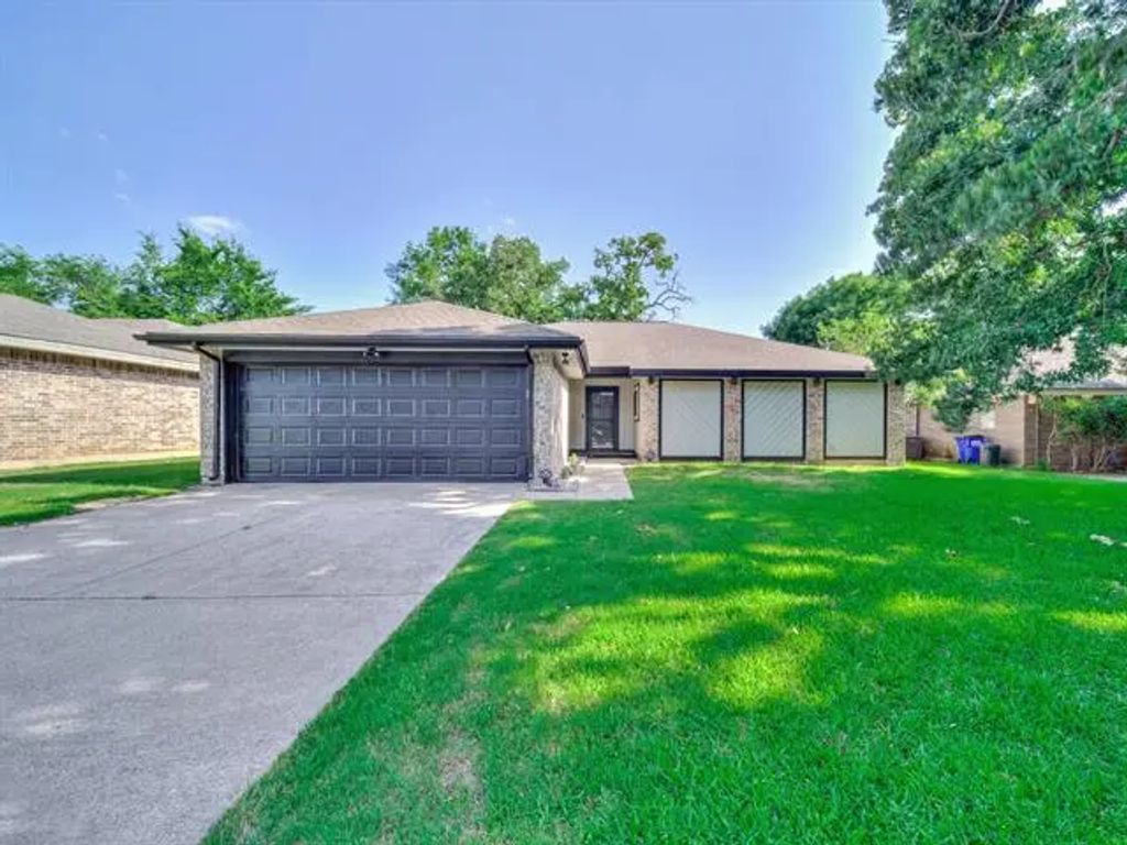 300 Lark Lane, Euless