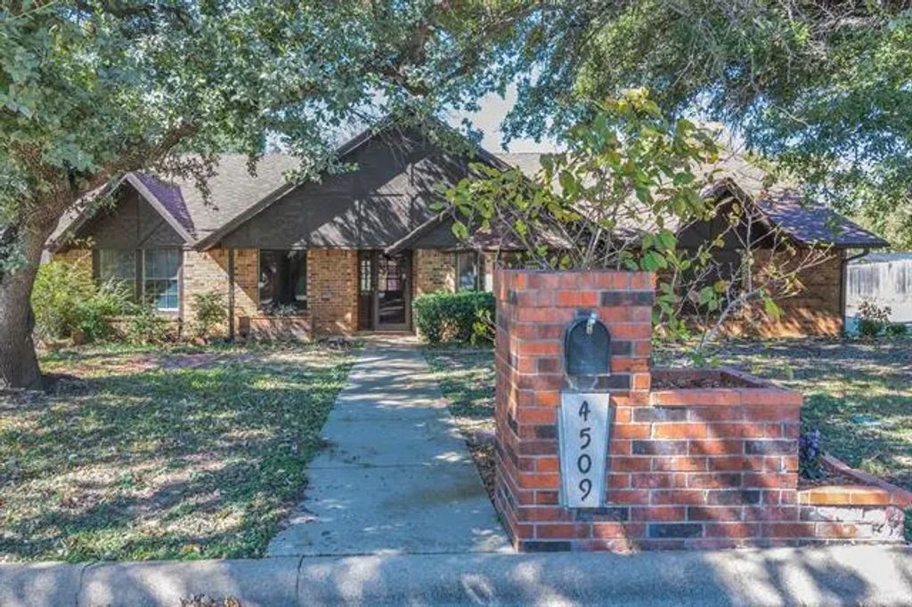 4509 Castle Combe Place, North Richland Hills