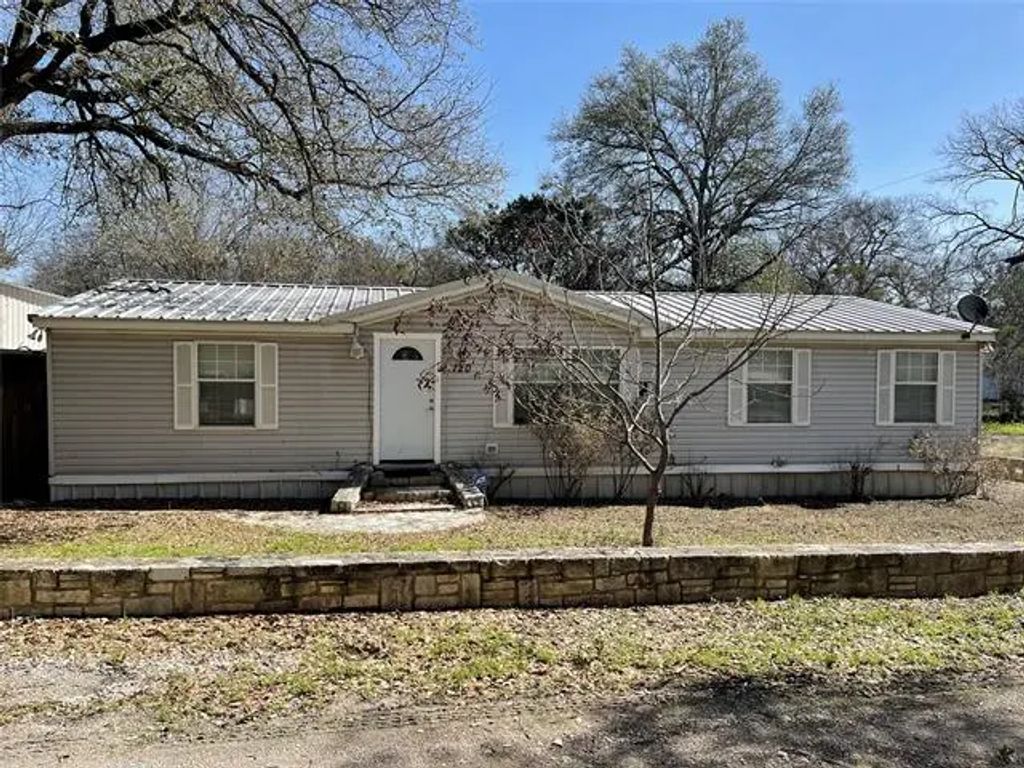 120 County Road 1719, Clifton