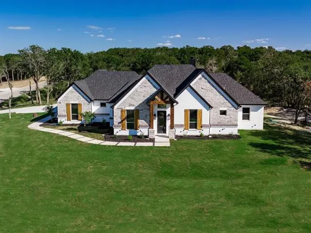2032 Glenhollow Drive, Weatherford