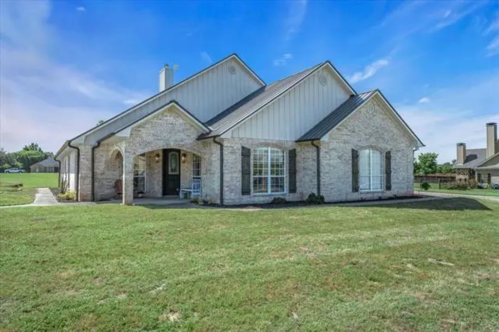 552 Heritage Court, Canton