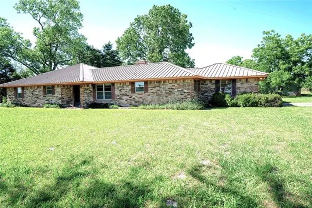 3342 Farm Road 2820, Sumner