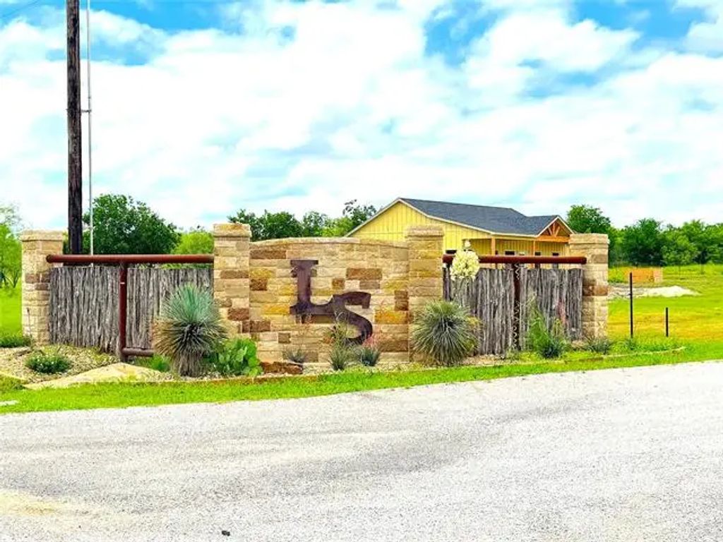2121 Fm-52, Weatherford