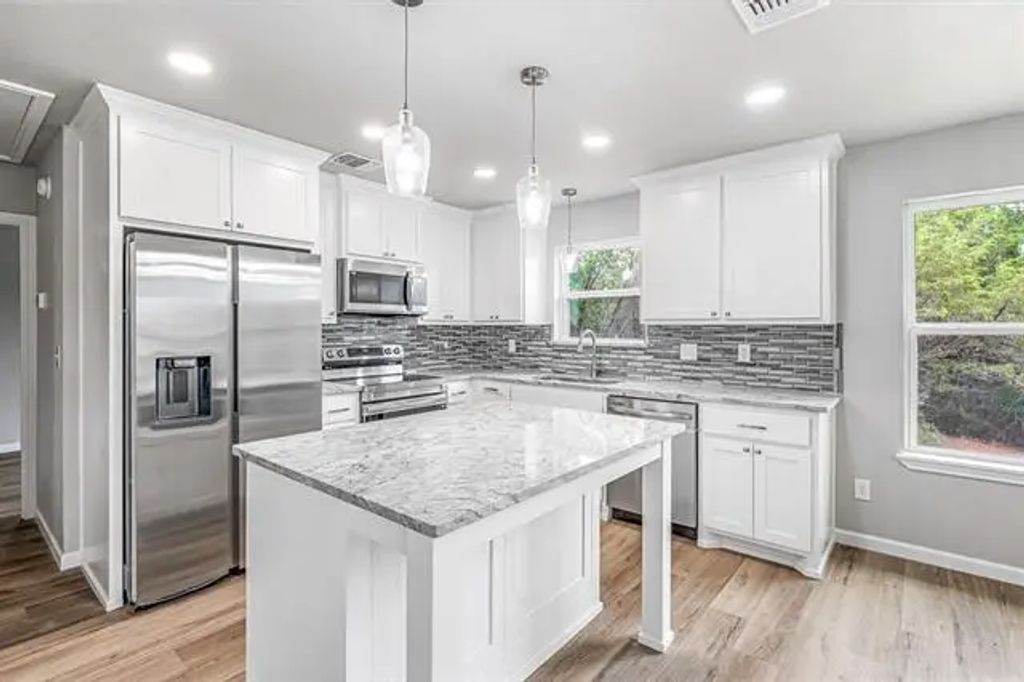 915 Comanche Cove Drive, Granbury