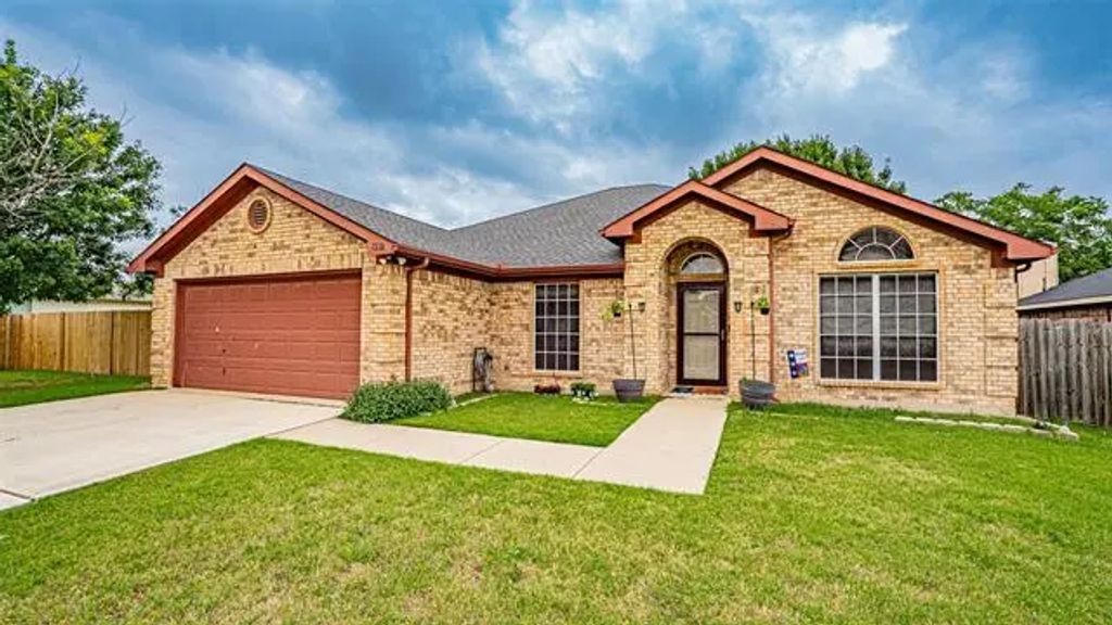 1228 Meadow Glen, Crowley