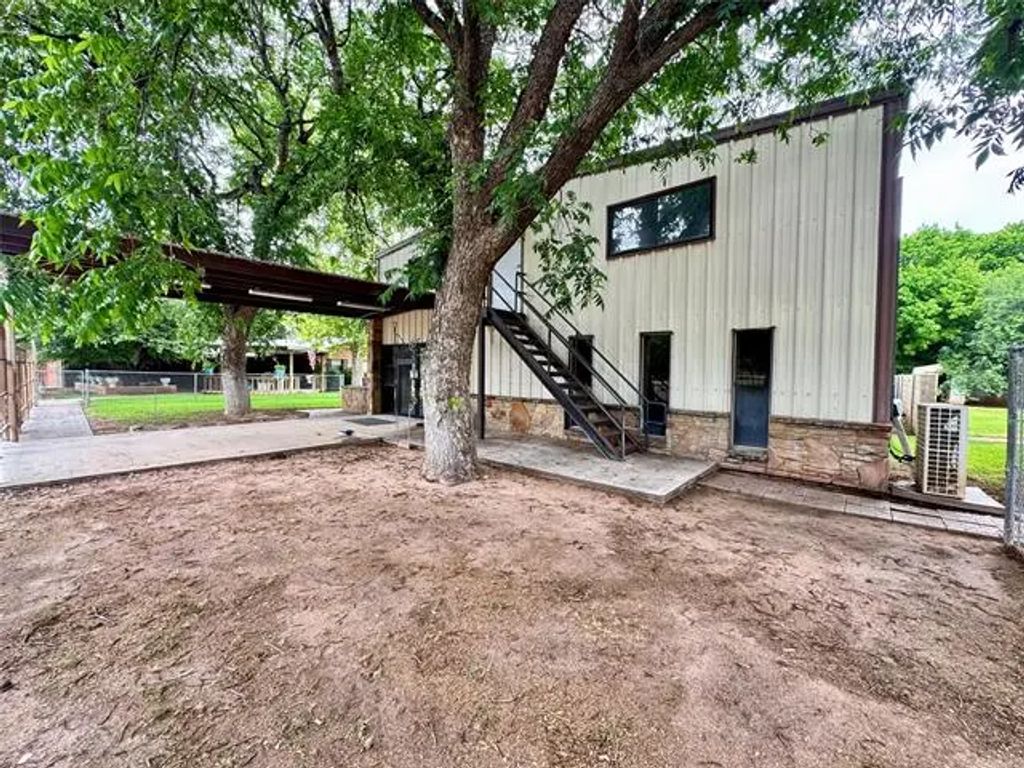 321 N West Street, Buffalo Gap