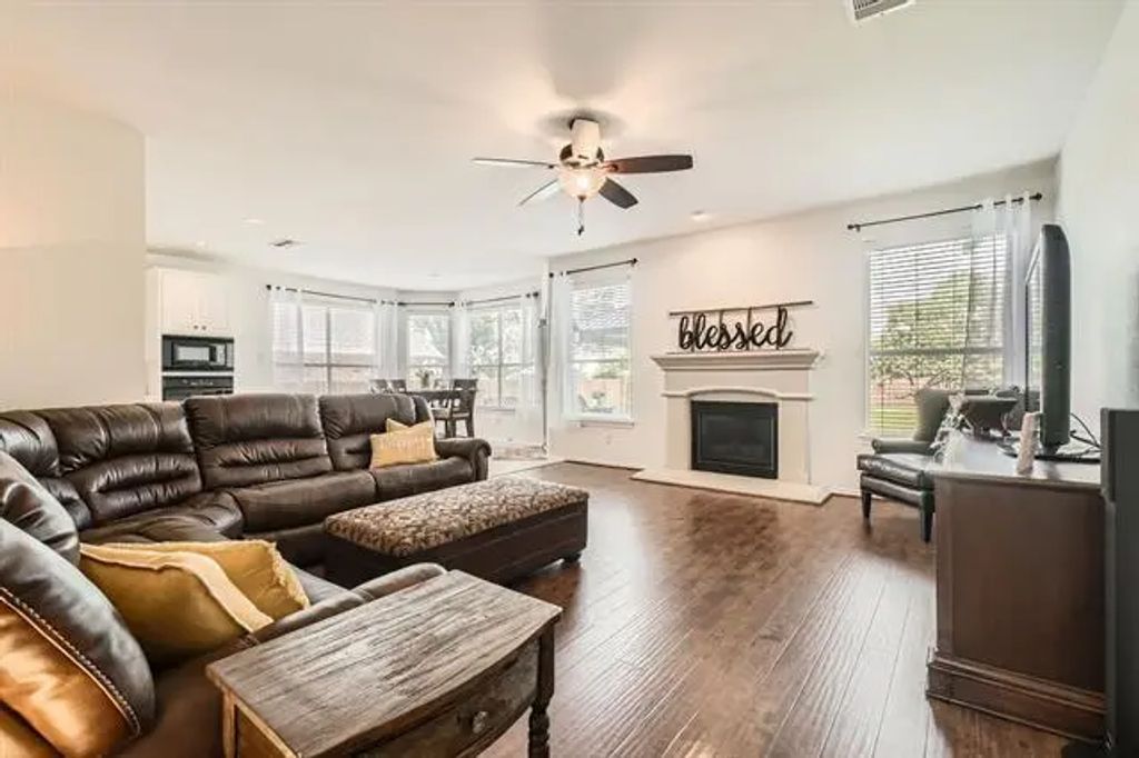 8633 Shadow Trace Drive, Fort Worth