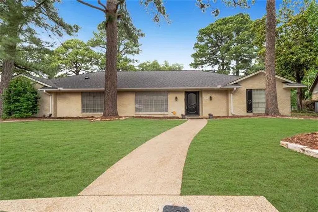 1715 Venetian Circle, Arlington