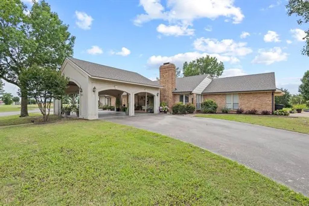 2017 S Village Drive, Bonham