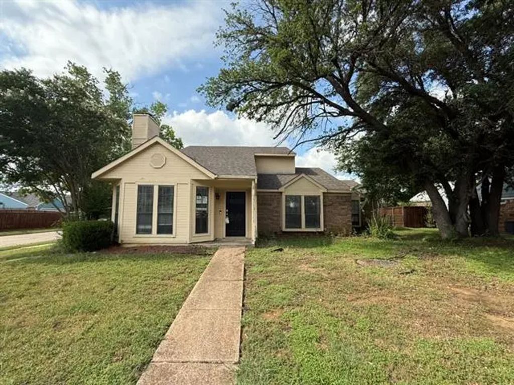 413 Creekwood Lane, Lewisville