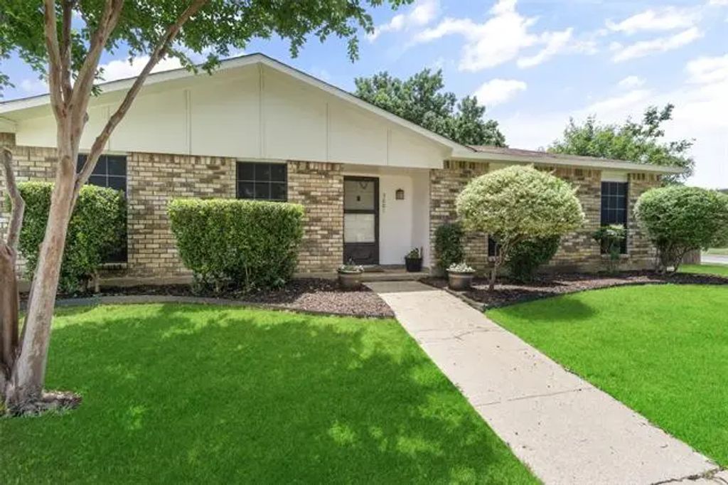 5001 Wheeler Circle, The Colony