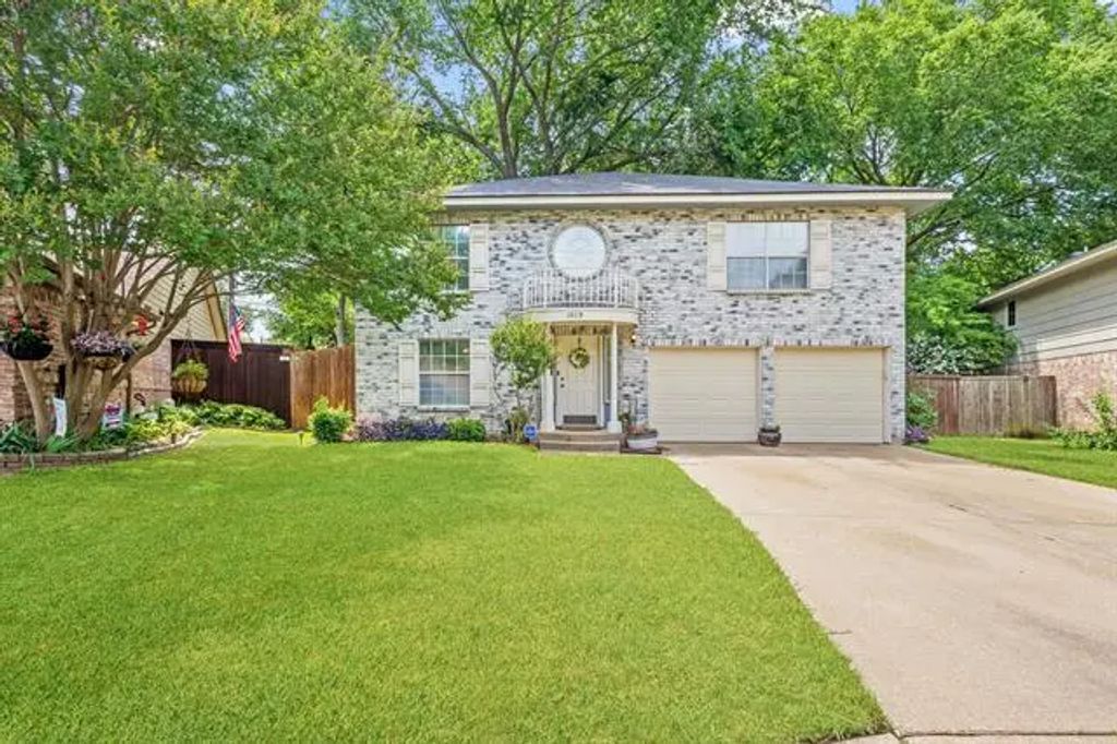 1019 W Lovers Lane W, Arlington