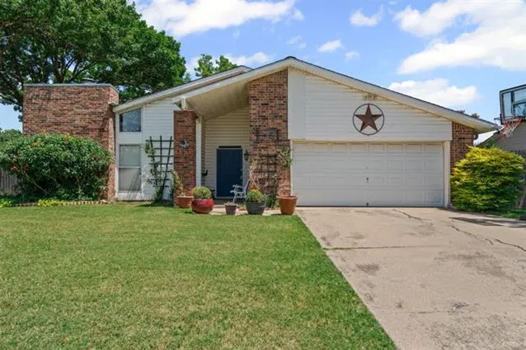9944 Farmington Drive, Benbrook