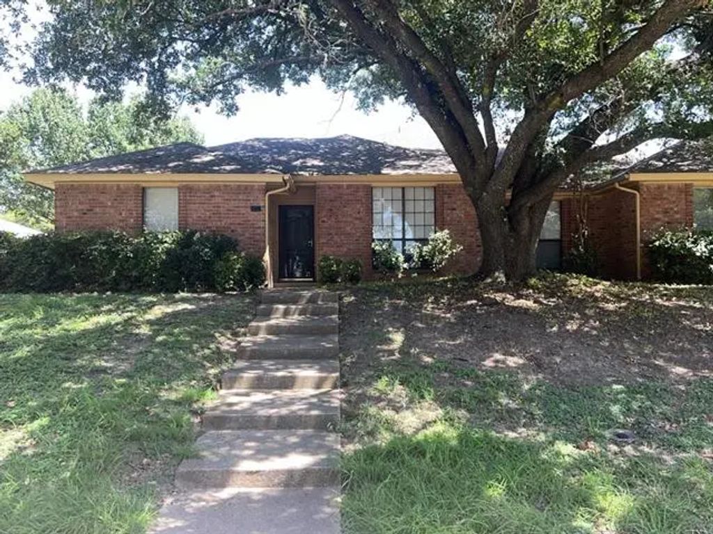 818 Summit Drive, DeSoto