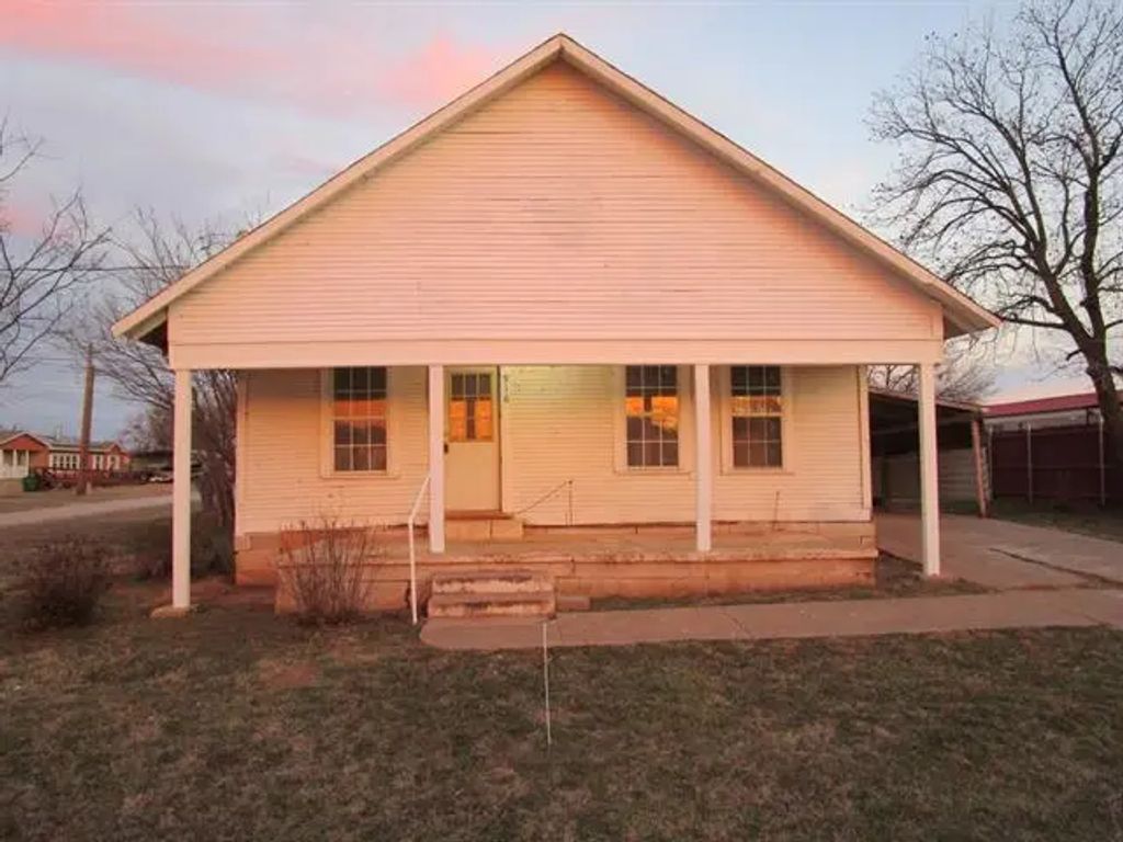 916 N Bridge Street, Henrietta