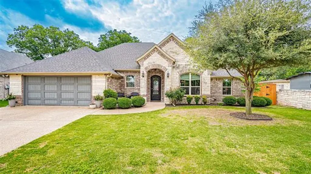 1302 Joshua Way, Granbury