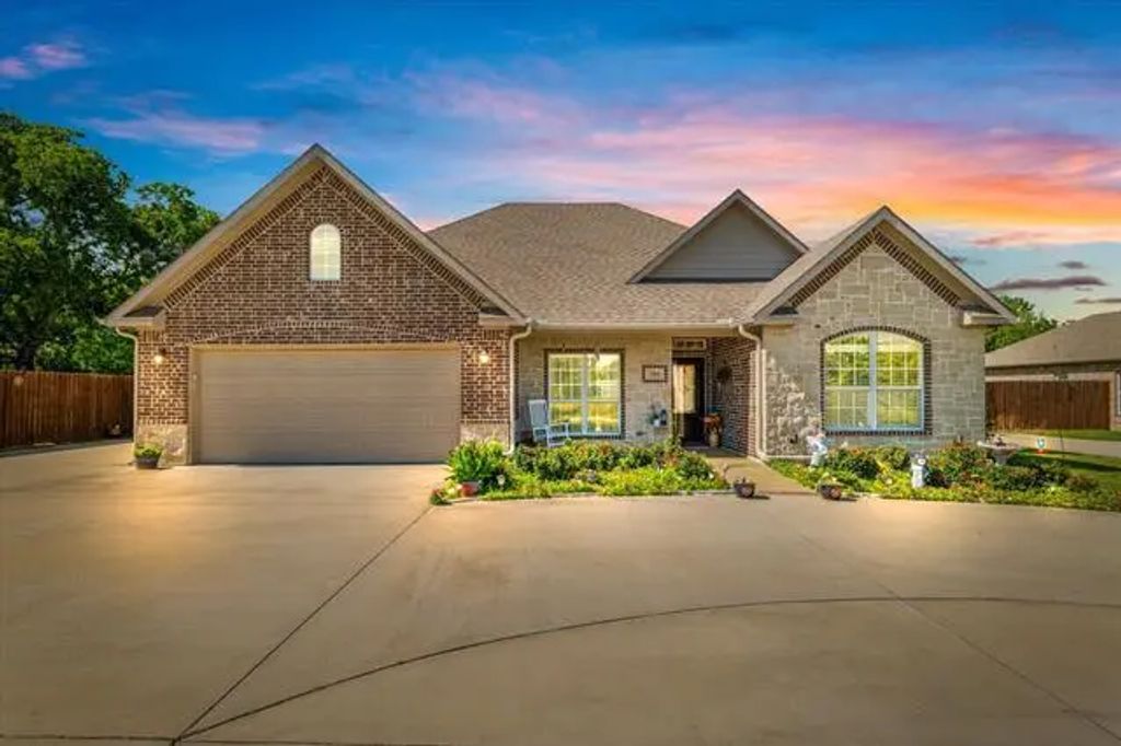 768 Northside Drive, Pilot Point